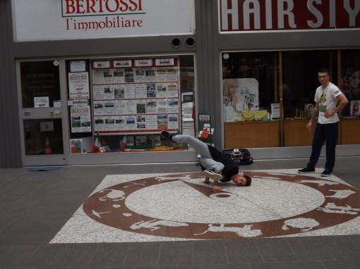 Ragazzi che ballano hip hop in strada Erba giugno 2014 (3)