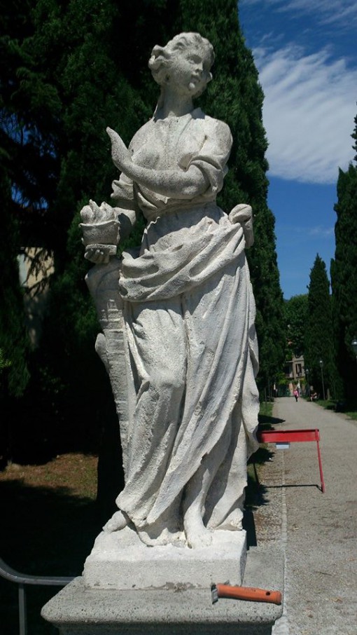 Statue vialetto dei cipressi Erba donate dalla classe del 1964 giugno 2014 (1)