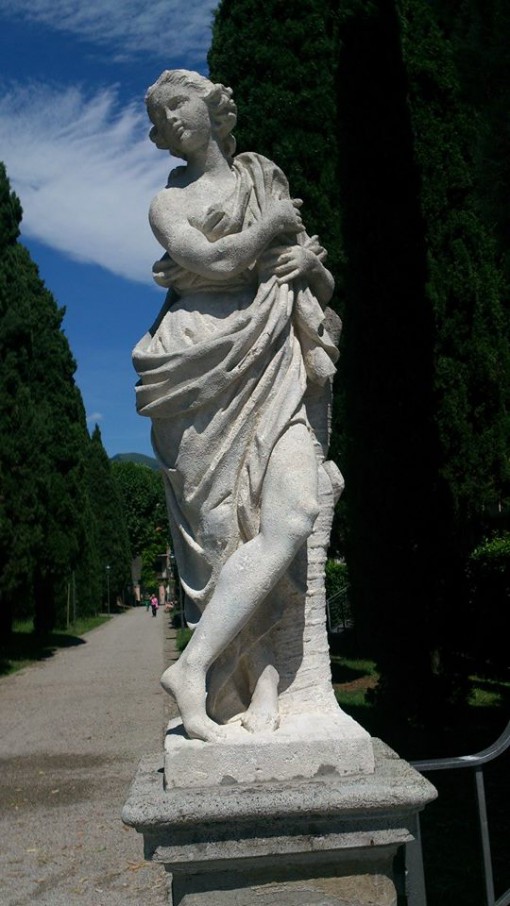 Statue vialetto dei cipressi Erba donate dalla classe del 1964 giugno 2014 (3)