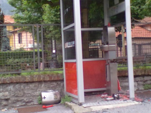 cabina distrutta dai vandali a canzo
