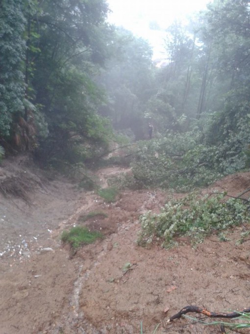 Frana Albavilla, isolata localita Fossana Albese luglio 2014 (1)