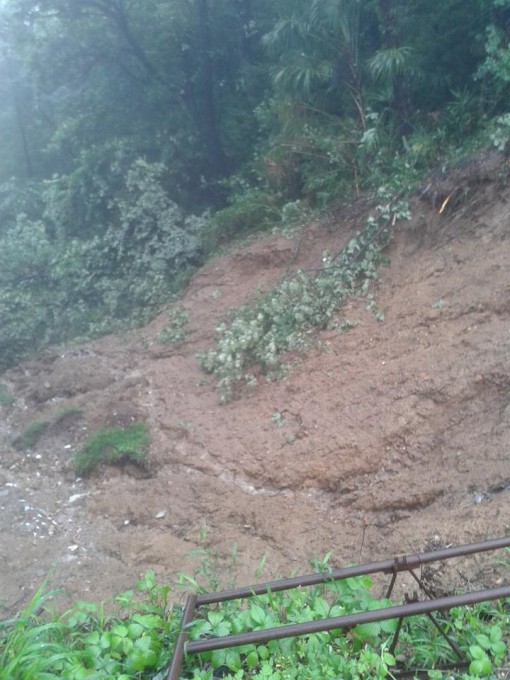 Frana Albavilla, isolata localita Fossana Albese luglio 2014 (5)