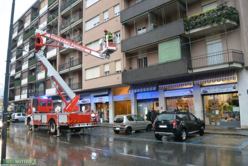 Bambini rimasti chiusi sul balcone Erba novembre 2014 (3)