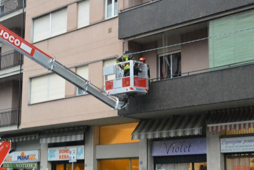 Bambini rimasti chiusi sul balcone Erba novembre 2014 (5)