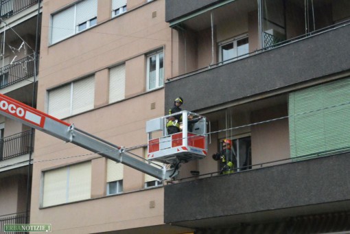 Bambini rimasti chiusi sul balcone Erba novembre 2014 (6)