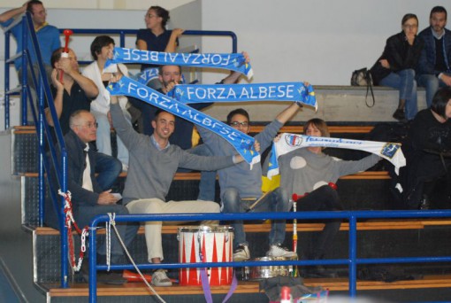 Tecnoteam Albese tifosi con sciarpe