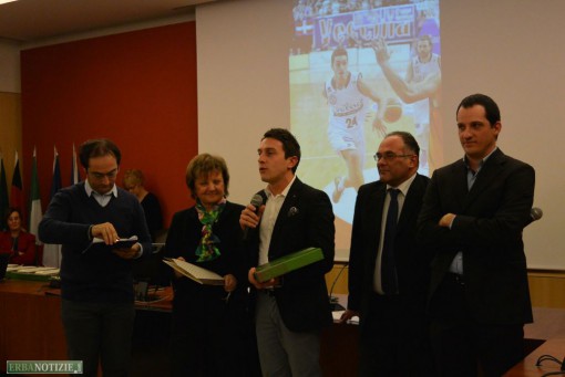 Auguri alle associazioni Erba dicembre 2014 Daniele Rosso ritira Giorgio Zappa  (16)