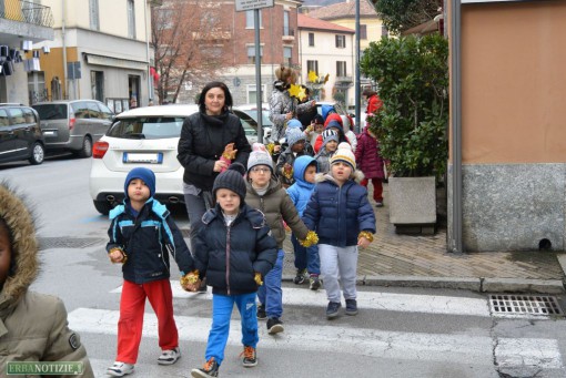 Bambini dell'asilo in strada a fare gli auguri di Natale dicembre 2014  (3)