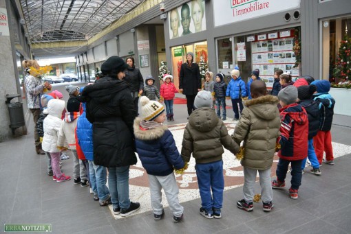 Bambini dell'asilo in strada a fare gli auguri di Natale dicembre 2014  (6)