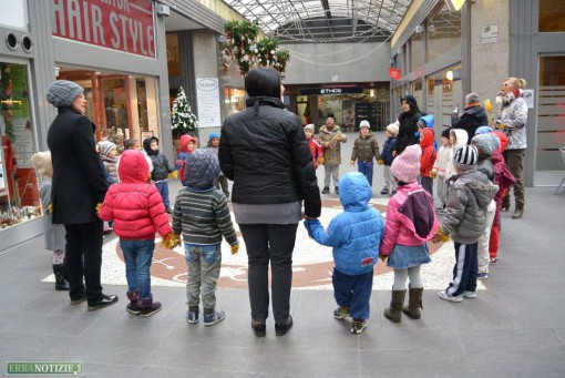 Bambini dell'asilo in strada a fare gli auguri di Natale dicembre 2014  (9)