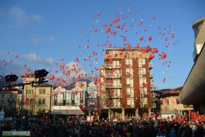 Lancio palloncini Natale Erba dicembre 2014 (9)