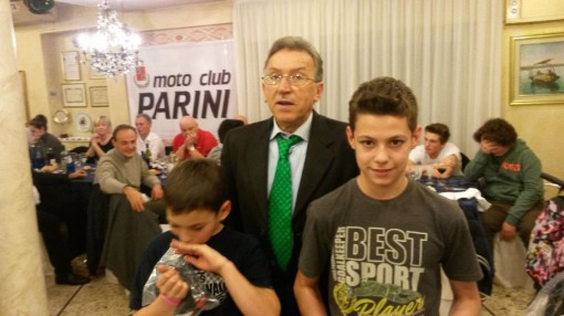 Motoclub Parini il presidente Walter Gaiardoni con i ragazzi del minicross (1)