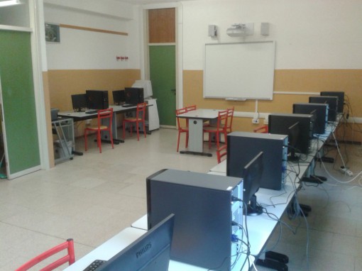 La rinnovata aula informatica. Foto tratta dal sito "Insieme per Ponte Lambro"