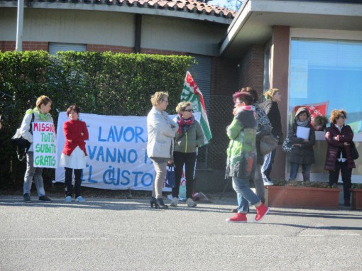 bosisio parini, presidio lavoratori la nostra famiglia, aprile 2015 (3)