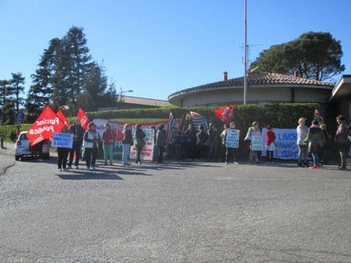 bosisio parini, presidio lavoratori la nostra famiglia, aprile 2015 (4)