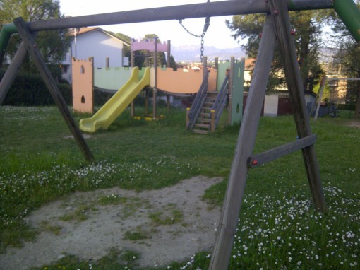 Il parco giochi di via Cadea
