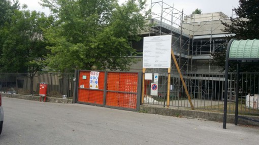 uno dei cantieri aperti in città, alla scuola di via Battisti