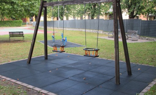tavernerio_parco_giochi_altalene