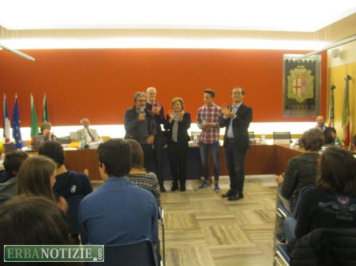 consegna riconoscimenti agli studenti delle scuole medie, ottobre 2015, erba (18)