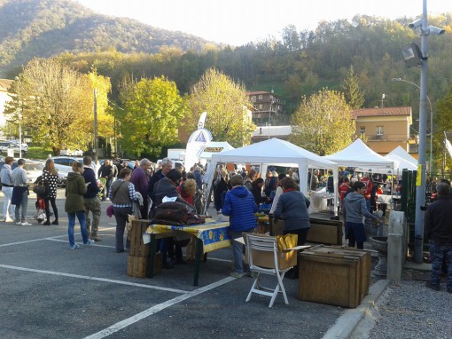 Castagnata - folla in piazza mercato