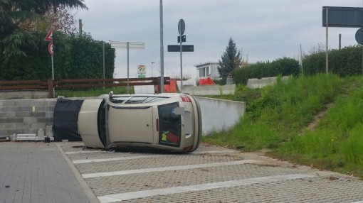 albavilla, auto fuori strada, novembre 2015