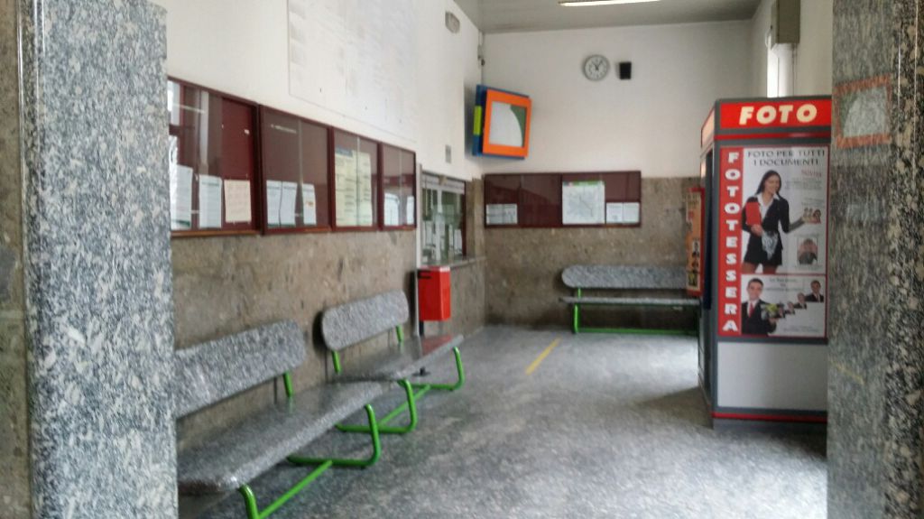 sala  d'attesa stazione erba