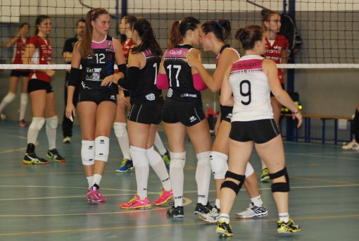 esultano ragazze con busto