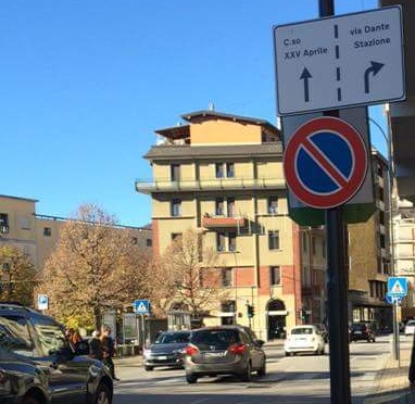 la segnaletica dell'incrocio di Corso XXV Aprile che è stata modificata nuovamente