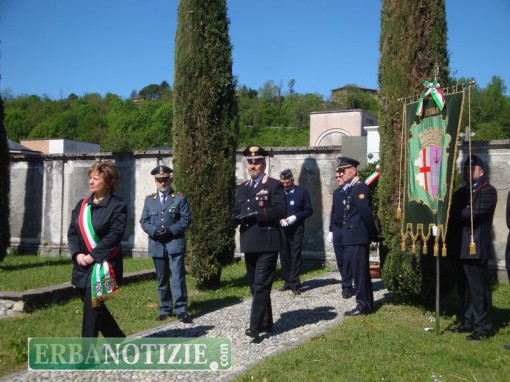 Corona d'alloro anche al Cimitero maggiore 