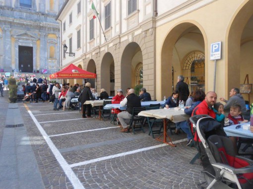 Asso_Festa di Primavera - punto ristoro in centro