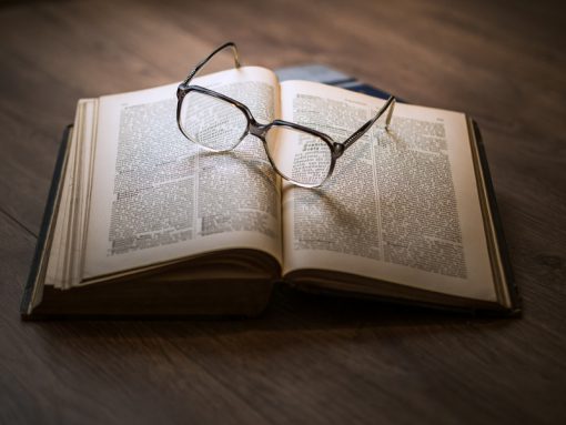 libro_occhiali