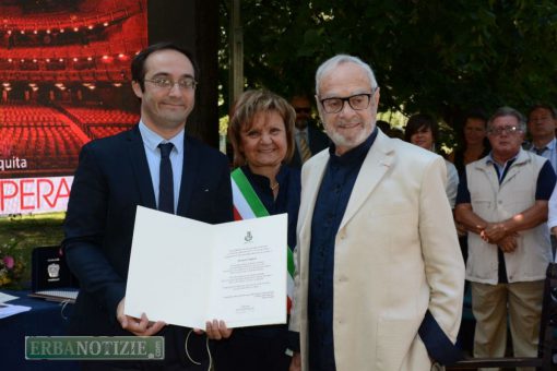 La cittadinanza onoraria conferita allo scenografo Elvezio Frigerio dal sindaco Tili e dal presidente Redaelli