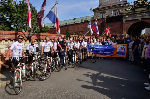 i-ciclisti-di-santiago-in-rosa-e-gli-amici-di-cancro-primo-aiuto-davanti-al-santuario-di-czestochowa