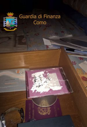 gdf_cocaina-posizionata-su-custodia-cd