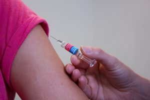 vaccino_siringa_puntura