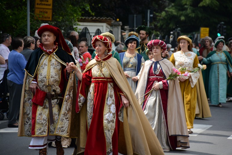 corteo medioevale erba