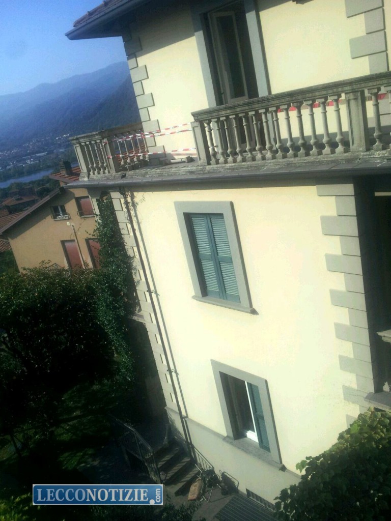 Calolzio, cede la balaustra, uomo cade dal balcone. Miracolato