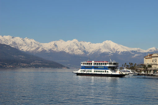 battello traghetto lago