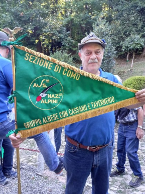 Il nuovo gagliardetto in occasione dell'unione dei comitati degli alpini di Albese e di Tavernerio