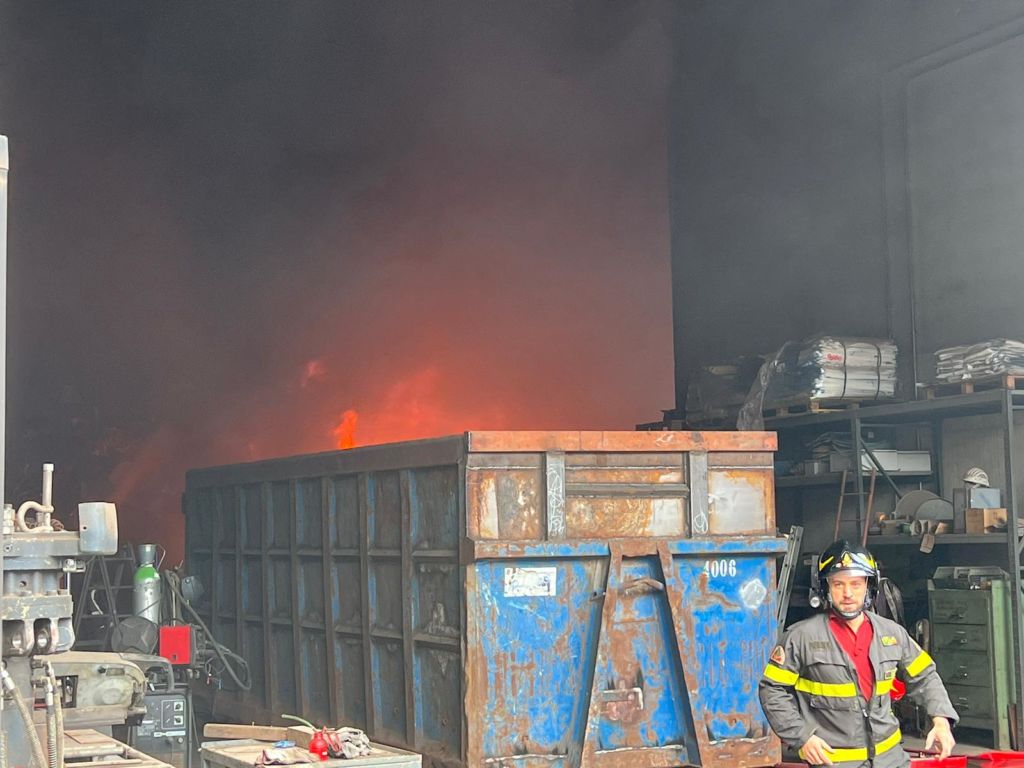 Erba incendio ditta Porro Metalli