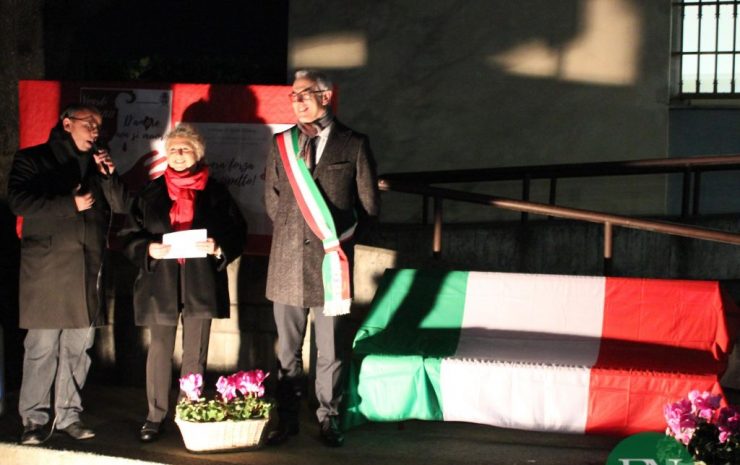 Da sinistra: il Vicesindaco di Alzate Brianza Lorenzo Benzoni, l'Assessore alle politiche sociali Daniela Maroni e il Sindaco Mario Anastasia durante l'inaugurazione della panchina rossa