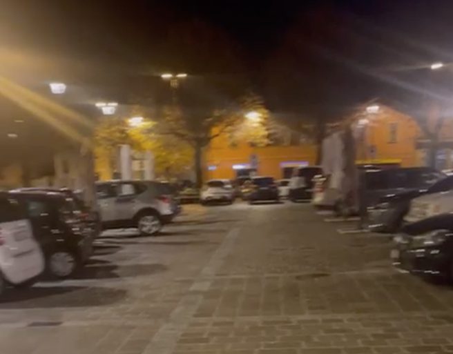 auto in piazza mercato erba