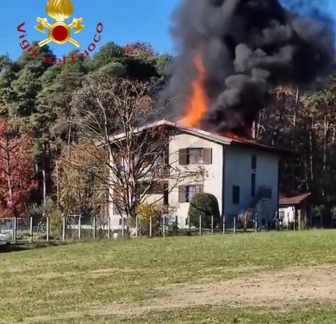 incendio tetto cantù