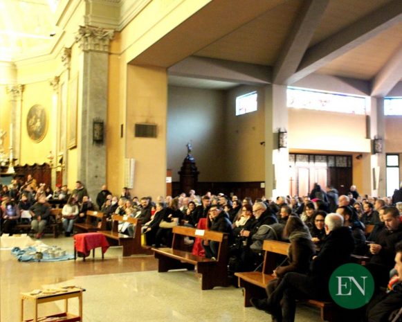 Il pubblico all'interno della Chiesa di Santa Maria Nascente 