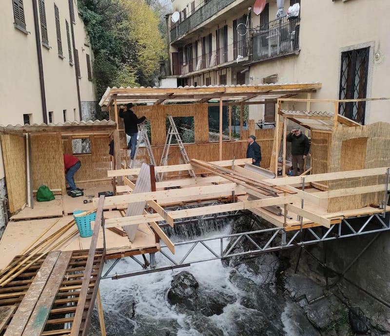 La struttura che ospiterà la Natività in allestimento sul torrente Bova