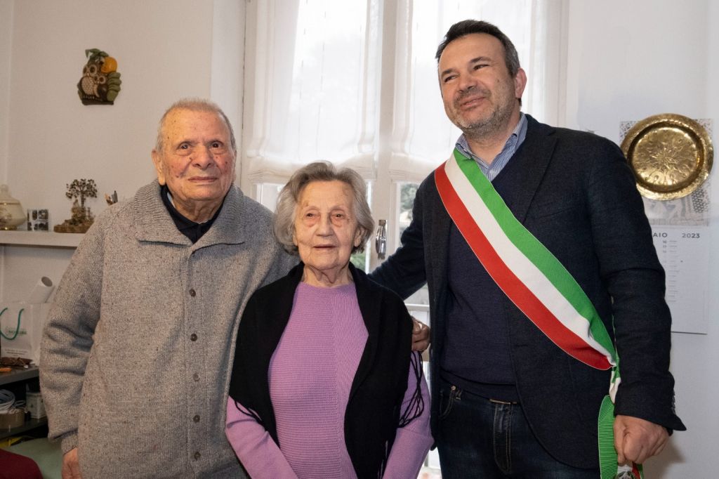 Il sindaco Mirko Paulon insieme al signor Mario Tagliagambe e alla moglie Dina