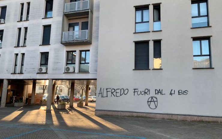 scritte anarchiche erba