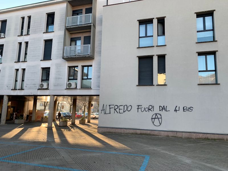 scritte anarchiche a Erba