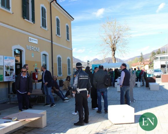 La stazione di Merone durante il Flah mob contro lo spaccio di droghe