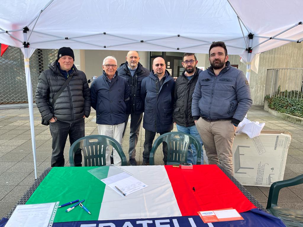 gazebo fratelli d'italia stazione presidio di Polizia Locale